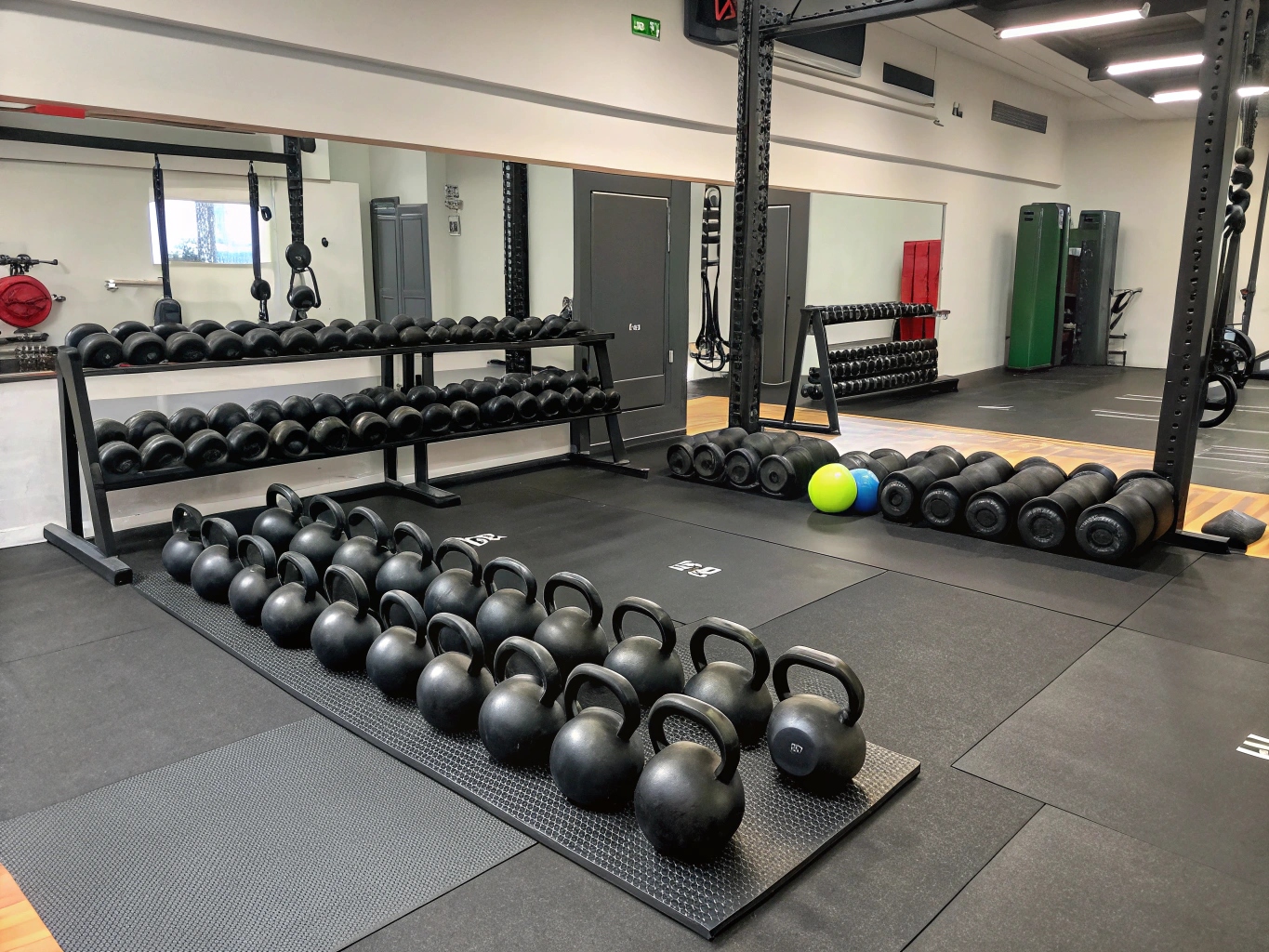 Träningsområde med kettlebells och annan utrustning